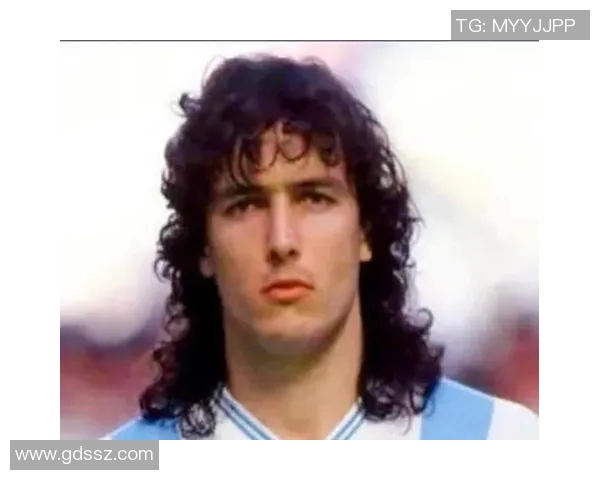 足球明星长发飘飘的魅力瞬间展现与风采图片分享